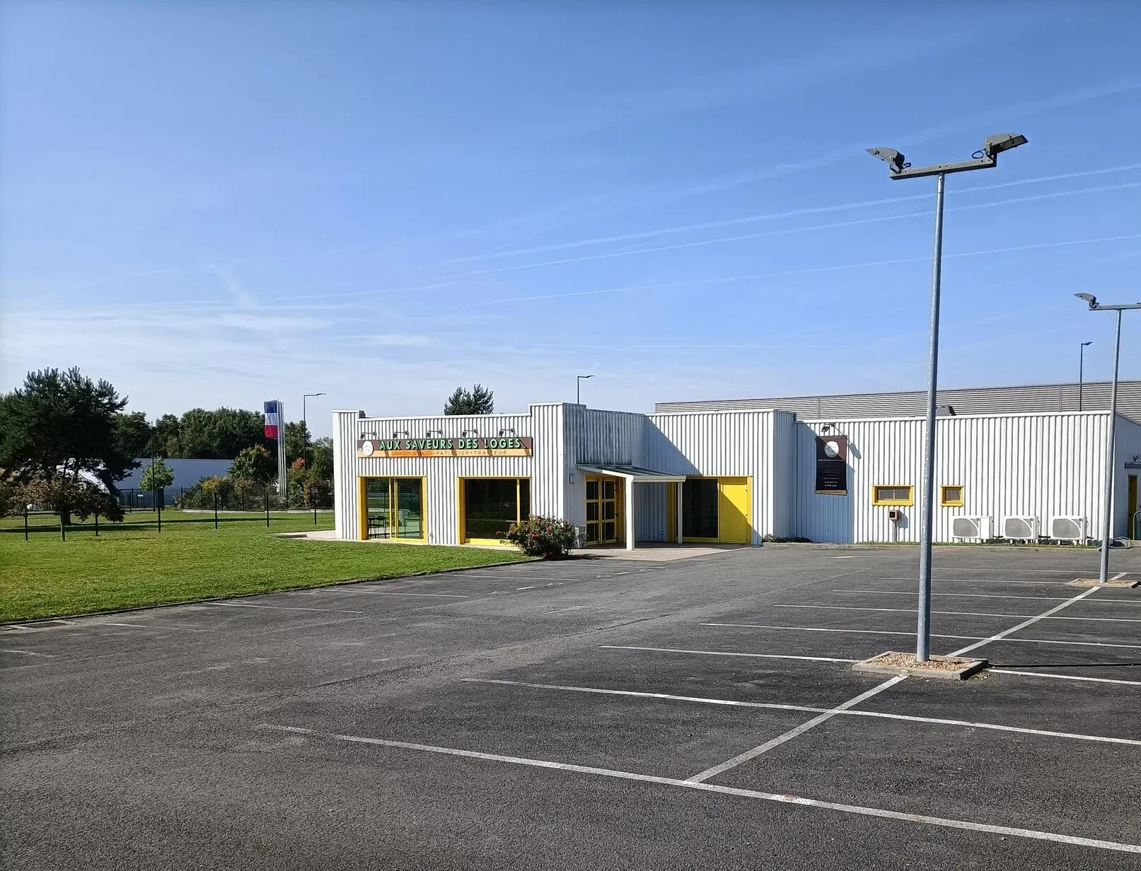 Photo 49 - bâtiment + parkingwebp